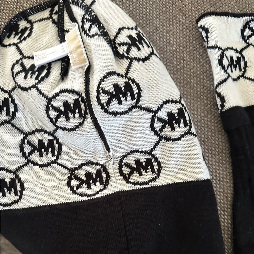 MICHAEL KORS BLACK/ WHITE 3 PIECE SCARF HAT & GLOVES SET - Picture 7 of 11